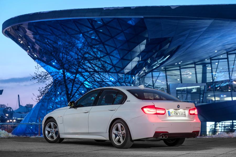 BMW 330e M Sport 2016 года  (фото 8 из 40)